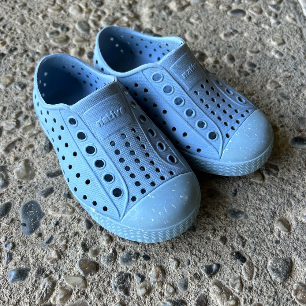 Native boy shoes size 6 made with algae
